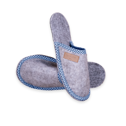 Auf dem Bild ist das Produkt Alpatschos. Das sind Alpakafilzhausschuhe mit einem dunkelblauen Zierband. Mit klick auf das Bild gelangt man zur Detailseite des Produkts.