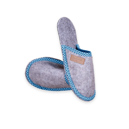 Auf dem Bild ist das Produkt Alpatschos. Das sind Alpakafilzhausschuhe mit einem hellblauen Zierband. Mit klick auf das Bild gelangt man zur Detailseite des Produkts.