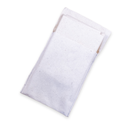 Auf dem Bild ist das Produkt Allzweckdecke fürs Auto. Sie ist weiß und in einem edlen Aufbewahrungssack aus dem gleichen Material. Mit klick auf das Bild gelangt man zur Detailseite des Produkts.