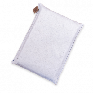 Auf dem Bild ist das Produkt Allzweckdecke. Sie ist weiß und in einer schönen Verpackung zum Transport verstaut. Mit klick auf das Bild gelangt man zur Detailseite des Produkts.