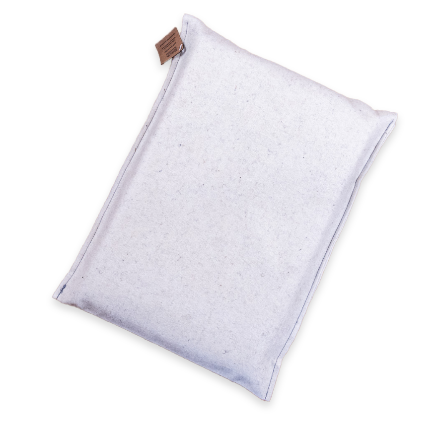 Auf dem Bild ist das Produkt Allzweckdecke. Sie ist weiß und in einer schönen Verpackung zum Transport verstaut. Mit klick auf das Bild gelangt man zur Detailseite des Produkts.