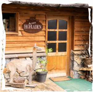Hier sieht man die Eingangstüre zum Hofeigenen Alpakaalm Hofladen